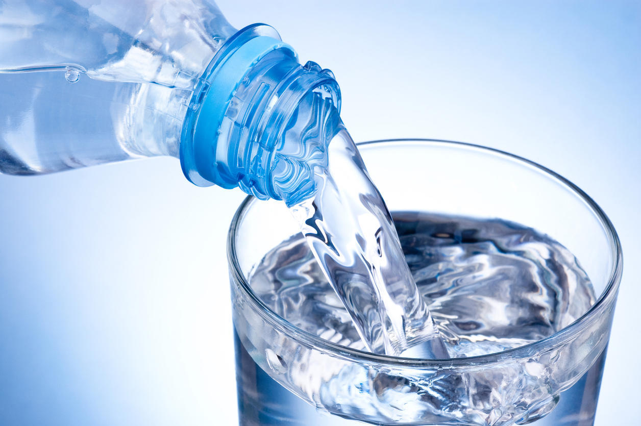 Maux de Tête et Hydratation : L'Importance de Boire de l'Eau